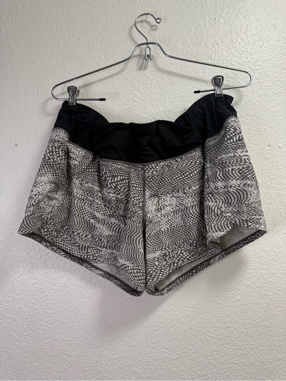 lululemon athletica short II 4” women size 12 Black and Gray Patterned Running - Picture 2 of 11